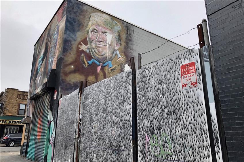 Donald Trump war nur eine Karikatur von einem US-Präsidenten, aber leider echt. Ein aufgeblasener Kopf, nicht viel mehr dran als eine Krawatte: Die Street-Art in Bushwick (Brooklyn, New York) zeigt die wahre Größe des US-Präsidenten. Foto: Jürgen Kanold
