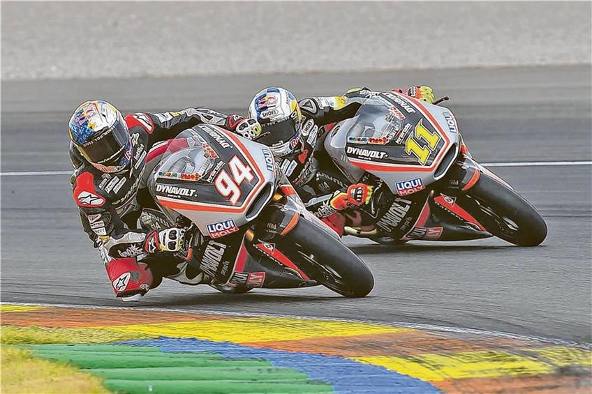 Doppelte Kraft voraus: Jonas Folger (Nr. 94) und Sandro Cortese (Nr. 11) sollen das deutsche "Dreamteam" in der neuen Moto2-Saison bilden. Fotos (2): IntactGP