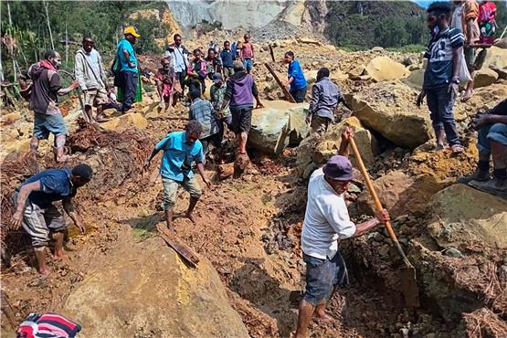 Dorfbewohner suchen im abgelegenen Hochland Papua-Neuguineas nach einem Erdrutsch im Dorf Pogera nach Verschütteten – größtenteils barfuß und mit einfachsten Mitteln.