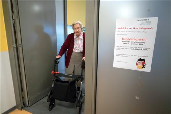 Dorothea Gilde hat das Wahllokal im Haus. Die 94-Jährige kann am Sonntag ihre Stimme im Samariterstift im Tübinger Mühlenviertel abgeben. Bild: Metz