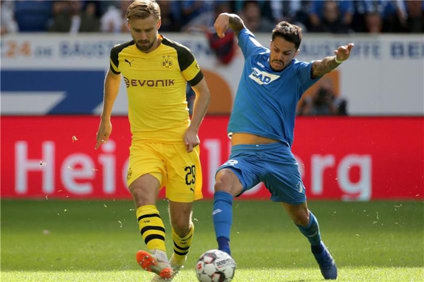 Dortmunds Marcel Schmelzer (l.) gegen Leonardo Bittencourt (r.). Foto: Hasan Bratic dpa