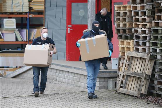 Drei Pappkisten mit beschlagnahmten Gegenständen sind die Ausbeute der über Stunden dauernden Durchsuchung. Bilder: Andreas Wagner