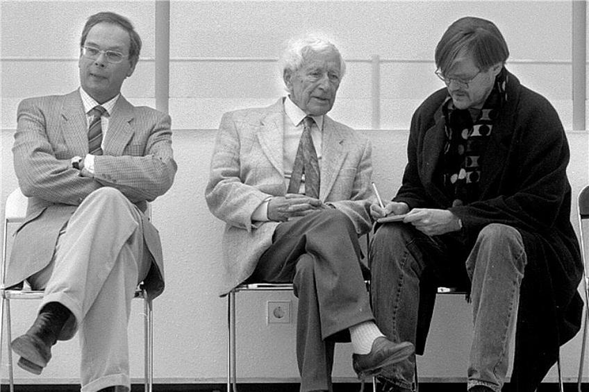 Drei umstrittene Legenden des Kulturlebens, 1996 in derKunsthalle, von links: Götz Adriani, Ernst Jünger, Wilhelm Triebold. Archivbild: Ulrich Metz