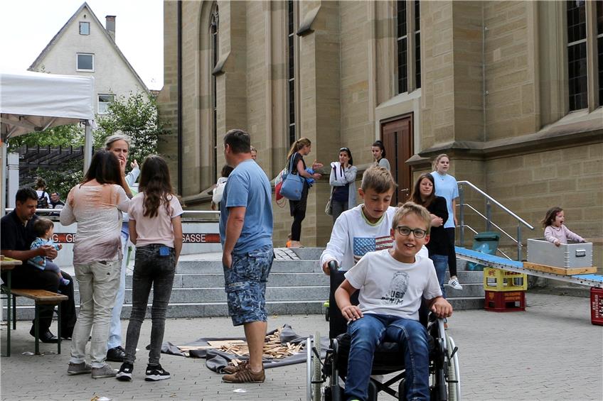 „Du musst den Rollstuhl ankippen“, riet der neunjährige Maxi (vorne) dem gleichaltrigen Leon. Bild: Dunja Bernhard