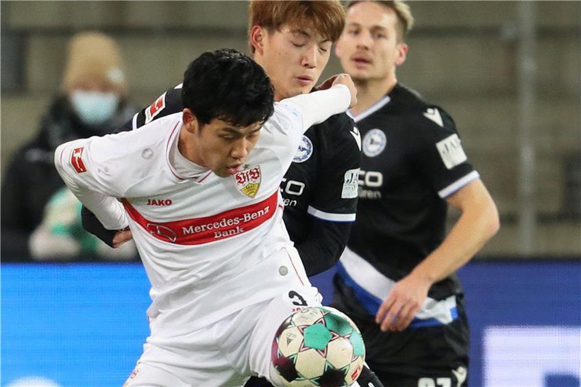 Duell der japanischen Nationalspieler auf der Alm: VfB-Mittelfeld-Ass Wataru Endo (links) schirmt den Ball gegen Bielefelds Torschützen Ritsu Doan ab. Foto: dpa
