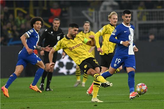Duell im Mittelfeld: Dortmunds Emre Can (Mitte) und Atleticos Álvaro Morata (rechts) kämpfen um den Ball.  Foto: Bernd Thissen/dpa