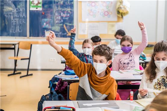 Dürfen Kinder mit Schutzmasken im Unterricht sitzen? Die Frage wird im Land heiß diskutiert.