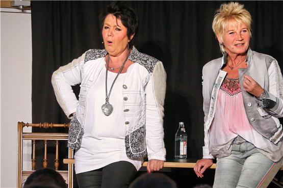 „Dui do on de Sell“ (Petra Binder, links, und Doris Reichenauer) sorgten mit schwäbischem Charme für Gelächter. Bild: Sommer