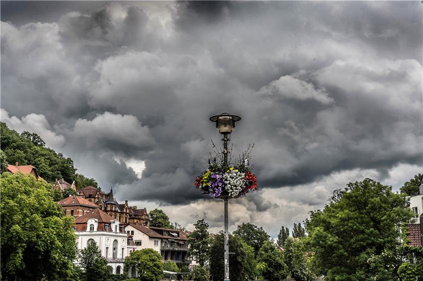 Dunkle Wolken dräuen über Tübingen. Archivbild: Ulrich Metz