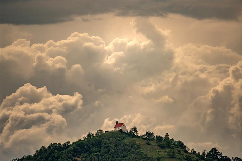 Dunkle Wolken über der Wurmlinger Kapelle. Archivbild: Ulrich Metz