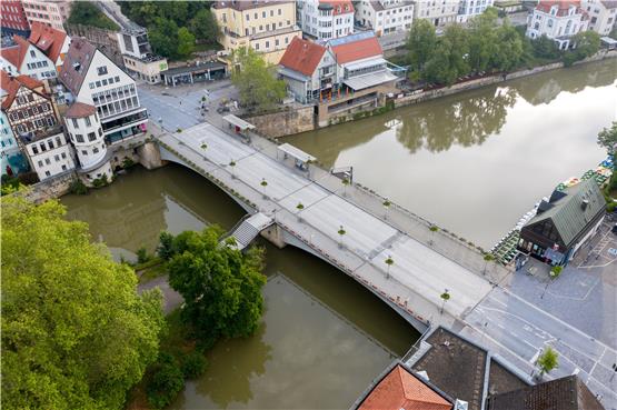 Durch die schwarzen Fugen auf der Eberhardsbrücke dringt Wasser und schädigt die Brücke. Ingenieure geben ihr keine lange Lebensdauer mehr, zumal sich das Bauwerk wegen seines Alters setzt. Bild: Ulrich Metz