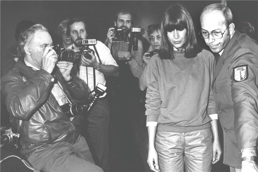 Durch einen Pulk von Fotografen geht Marianne Bachmeier am 2. November 1982 zu ihrem Platz im Gerichtssaal.  Foto: dpa