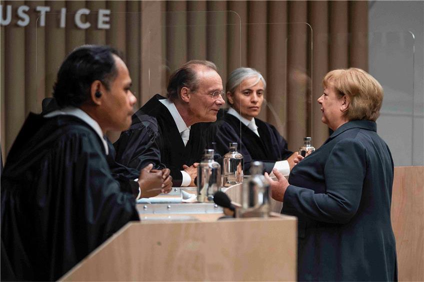 Dystopisches Gerichtsdrama im Ersten: Die einstige „Klima-Kanzlerin“ Angela Merkel (Martina Eitner-Acheampong) tritt vor dem Internationalen Gerichtshof als Zeugin der Verteidigung auf. Foto: rbb/zero one film/ Julia Terjung