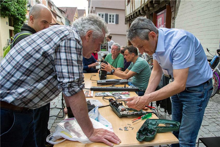 Egal, ob Videorekorder oder Bohrmaschine: Die Spezialisten vom Reparaturcafé versuchten zu helfen. Bild: Klaus Franke