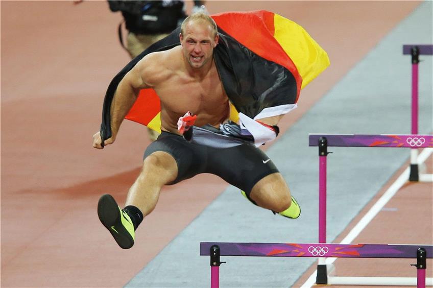 Ehrenrunde nach dem Olympiasieg 2012 in London: Diskus-Riese Robert Harting nahm die höchsten Hürden. Foto: dpa