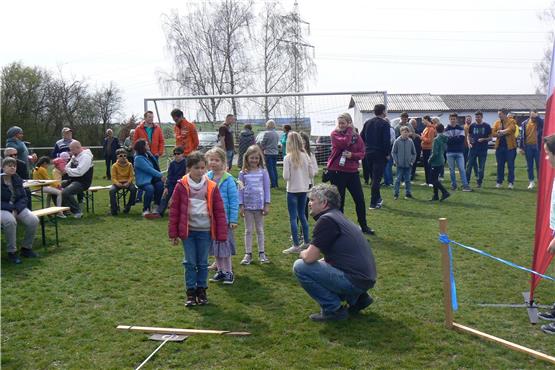 Eierwerfen am Ostermontag ist in Mähringen ein Familienevent für groß und klein. Bild: Schwäbischer Albverein Ortsgruppe Mähringen