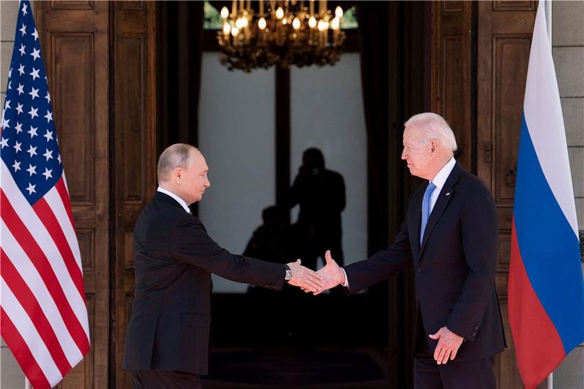 Eigentlich Pandemie bedingt verpönt: Doch US-Präsident Joe Biden und Russlands Präsident Wladimir Putin gaben sich in Genf die Hände. Foto: Brendan Smialowski/afp
