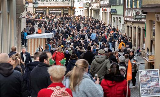 Ein Anblick wie vor Ausbruch der Corona-Pandemie: Am 24. Dezember trafen sich wieder viele Menschen zum Trinken und Quatschen in der Tübinger Altstadt. Bild: Klaus Franke