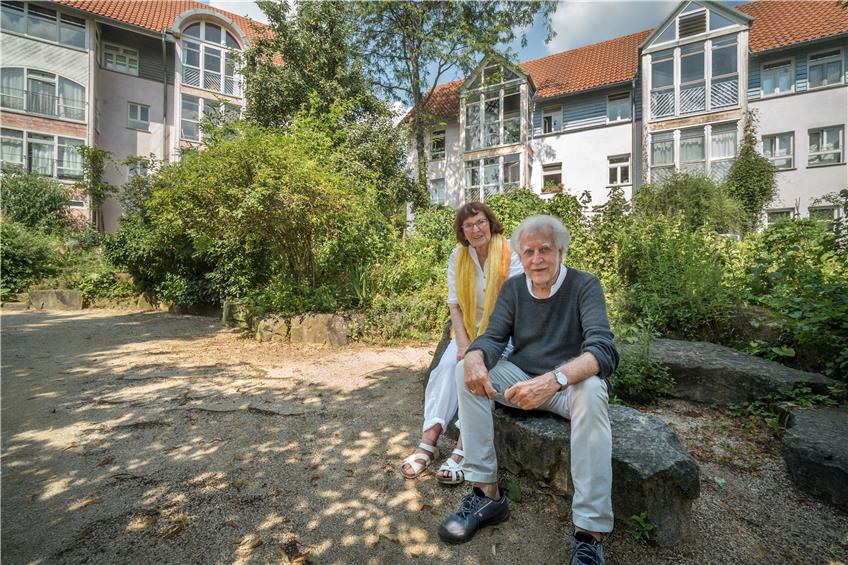 „Ein Architekt erlebt es selten, dass eins seiner Werke zum Denkmal erhoben wird“, sagt Joachim Eble, 74, hier mit seiner Frau, der Farbgestalterin Barbara Eble-Graebener, mitten in der üppigen Umgebung des Schafbrühl-Quartiers. Bild: Metz