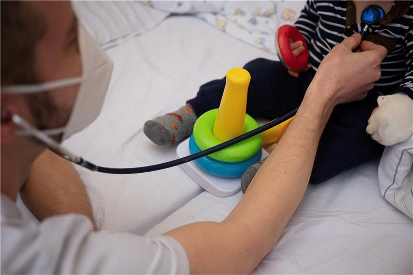 Ein Arzt untersucht im Olgahospital des Klinikums Stuttgart ein Kind. Die Kinderärzte im Land rechnen mit einer Zunahme der Infektionskrankheiten in den kommenden Wochen und Monaten. Foto: Sebastian Gollnow/dpa