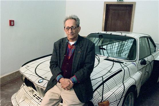 Ein Autonarr in seinem Element: Der US-amerikanische Künstler Frank Stella posiert 1996 auf einem von ihm gestalteten BMW-Rennwagen im Münchner Haus der Kunst. Foto: Frank Mächler/dpa