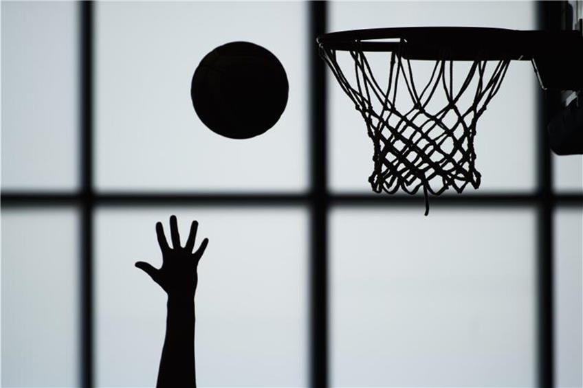 Ein Basketballkorb. Foto: Gregor Fischer/Archiv dpa/lsw
