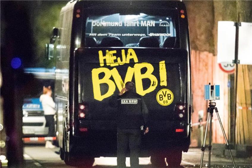 Ein Beamter des Landeskriminalamtes untersucht in der Nacht nach dem Anschlag den Mannschaftsbus von Borussia Dortmund. Foto: Marcel Kusch/Archiv dpa/lnw