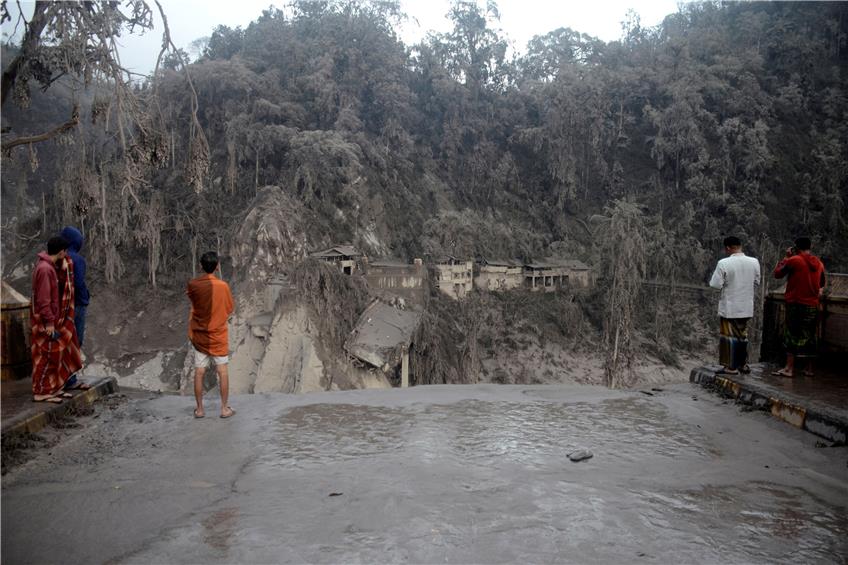 Ein Bild der Zerstörung nach dem Ausbruch des Semeru. Foto: Hendra Permana/AP/dpa 