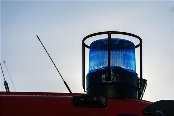 Ein Blaulicht auf dem Dach eines Einsatzfahrzeugs der Feuerwehr. Foto: Philipp von Ditfurth/dpa/Symbolbild
