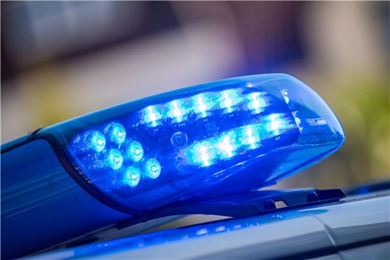 Ein Blaulicht ist auf dem Dach eines Polizeifahrzeugs zu sehen. Nach dem möglicherweise unnatürlichen Tod einer Heimbewohnerin hat die Staatsanwaltschaft Osnabrück Ermittlungen aufgenommen. Foto: Lino Mirgeler/dpa