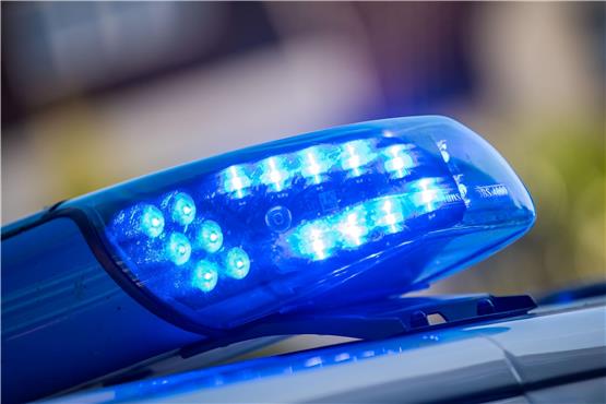 Ein Blaulicht ist auf dem Dach eines Polizeifahrzeugs zu sehen. Foto: Lino Mirgeler/dpa