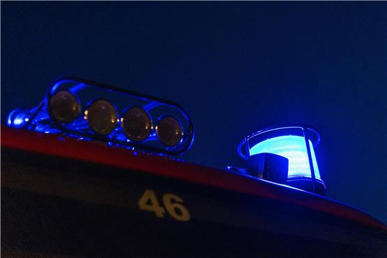 Ein Blaulicht ist auf einem Feuerwehr-Einsatzfahrzeug montiert. Foto: Philipp von Ditfurth/dpa