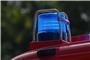 Ein Blaulicht leuchtet auf dem Dach eines Einsatzfahrzeugs der Feuerwehr. Foto: Robert Michael/dpa-Zentralbild/ZB/Symbolbild