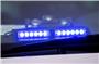 Ein Blaulicht leuchtet unter der Frontscheibe eines Einsatzfahrzeugs der Polizei. Foto: Lino Mirgeler/dpa/Symbolbild