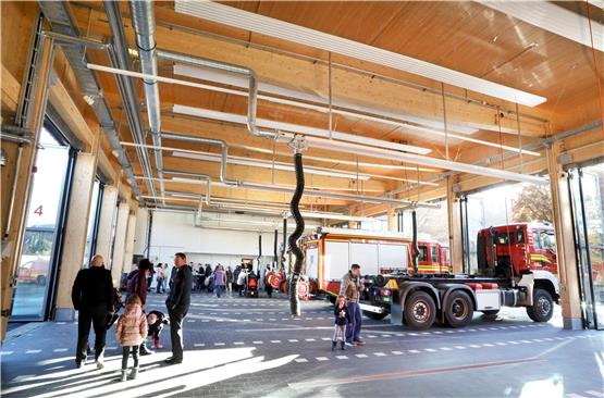 Ein Blick in die Fahrzeughalle zeigt: Der Neubau ist aus Holz. Die Fahrzeuge fahren links rein, rechts raus. Bild: Anne Faden