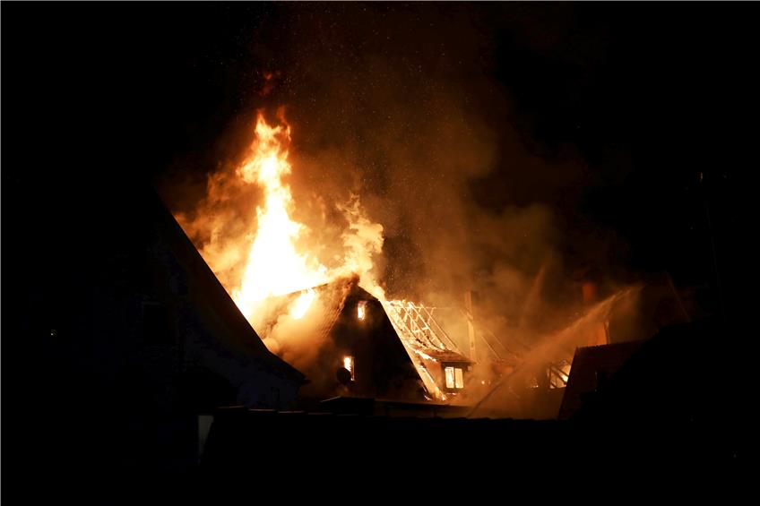 Ein Brand hat das ehemalige Gasthaus Sonne in Rexingen in den frühen Morgenstunden am Freitag zerstört. Bild: Andreas Wagner