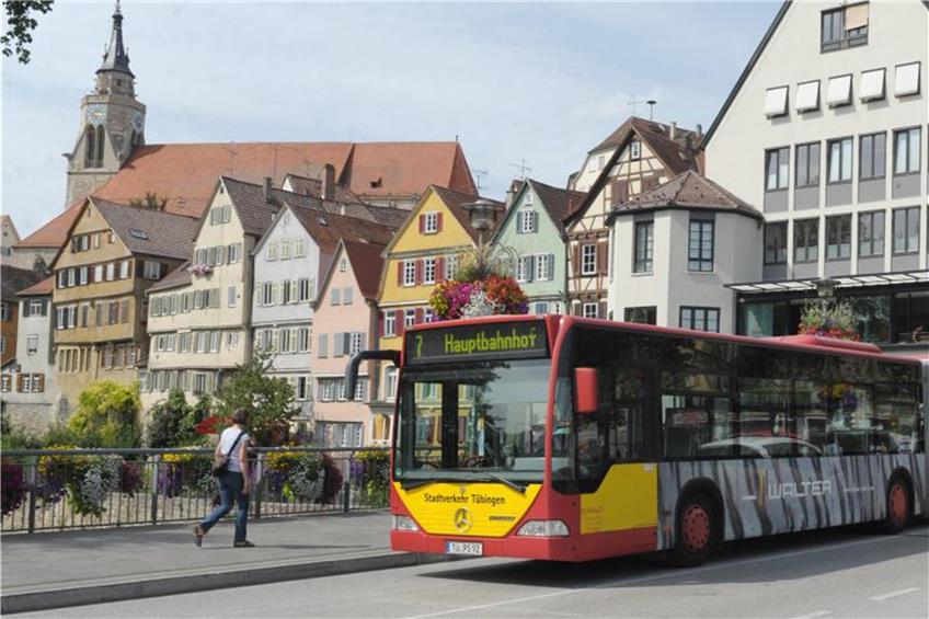 Ein Bus fährt durch Tübingen. Foto: Franziska Kraufmann/Archiv dpa/lsw