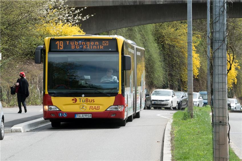 Ein Bus hält in der Tübinger Schnarrenbergstraße. Archivbild: Metz