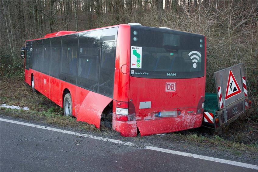 Ein Bus ist auf der L1208 von Tübingen in Richtung Dettenhausen nahe der Kälberstelle auf ein Baustellenfahrzeug aufgefahren.  Bild: Franke