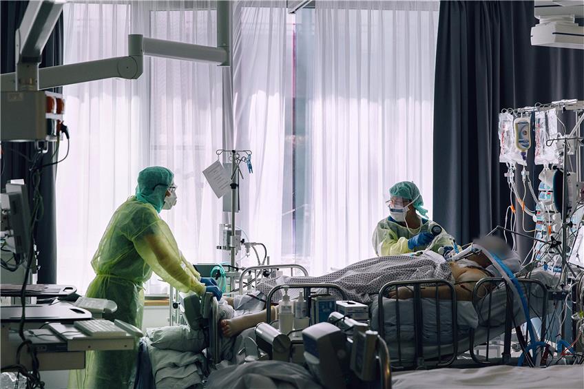Ein Corona-Patient wird auf der Intensivstation des Tübinger Uniklinikums behandelt. Archivbild: UKT/Verena Müller
