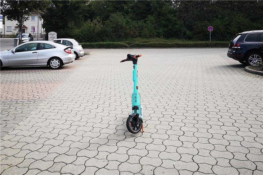 Ein E-Scooter der an einem völlig ungeeigneten Platz abgestellt wurde. Archivbild: Ulrich Metz