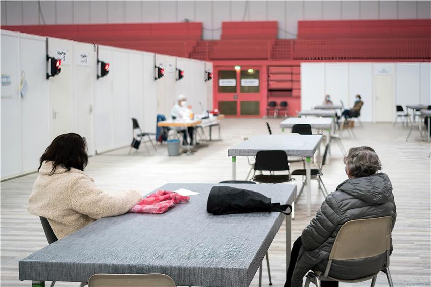 Ein Einblick in das Tübinger Impfzentrum in der Paul-Horn-Arena. Bild: Ulrich Metz