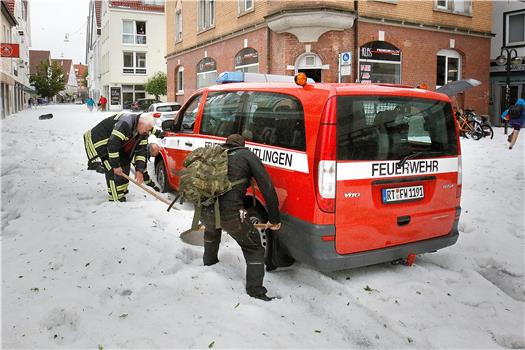 Ein Einsatzfahrzeug der Feuerwehr blieb im Hageleis stecken. Bild: Horst Haas