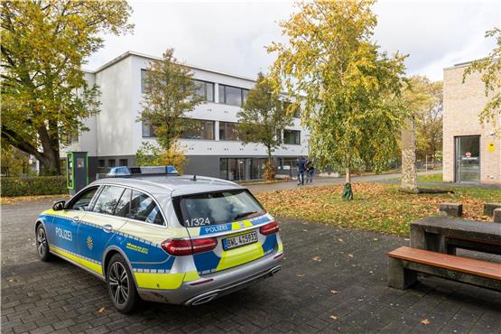 Ein Einsatzfahrzeug der Polizei steht vor der Waldbachschule in Offenburg. Foto: Philipp von Ditfurth/dpa