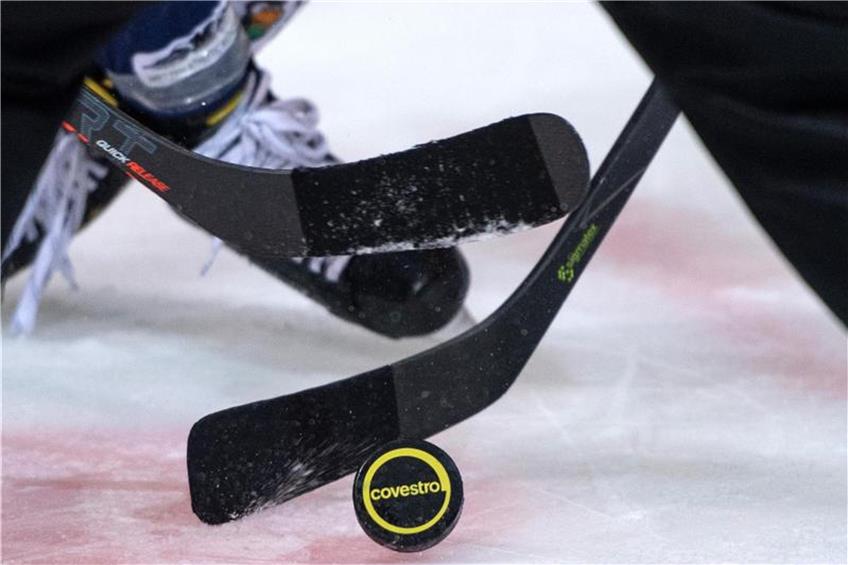 Ein Eishockey-Puck. Foto: Bernd Thissen/dpa/Symbolbild