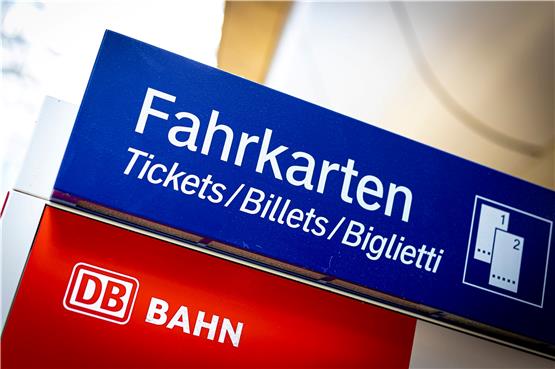 Ein Fahrkartenautomat der Deutschen Bahn. Foto: Moritz Frankenberg/dpa/Symbolbild 