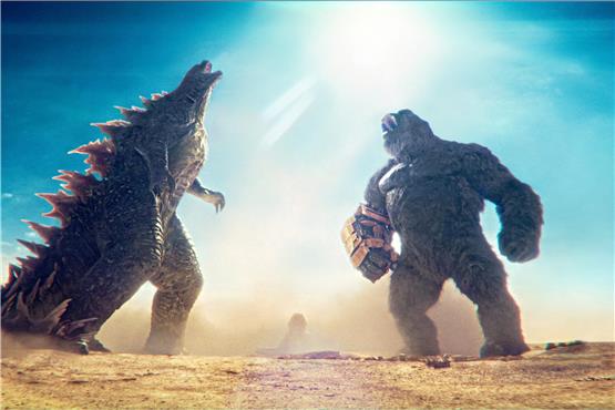 Ein Fall für den Zahnarzt: Godzilla und Kong (l-r) in einer Szene des Films „Godzilla x Kong: The New Empire“.  Foto: Warner Bros.