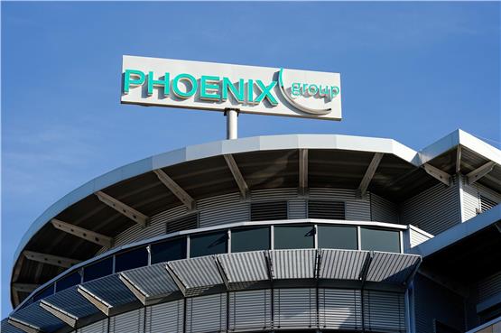 Ein Firmenschild mit dem Unternehmenslogo steht auf dem Dach der Firmenzentrale des Pharmahändlers Phoenix. Foto: Uwe Anspach/Deutsche Presse-Agentur GmbH/dpa