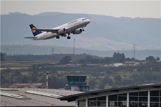 Ein Flugzeug startet vom Stuttgarter Flughafen. Foto: Bernd Weißbrod/dpa