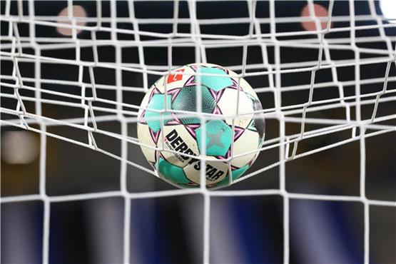 Ein Fußball liegt vor einer Partie im Netz. Foto: Friso Gentsch/dpa/Symbolbild